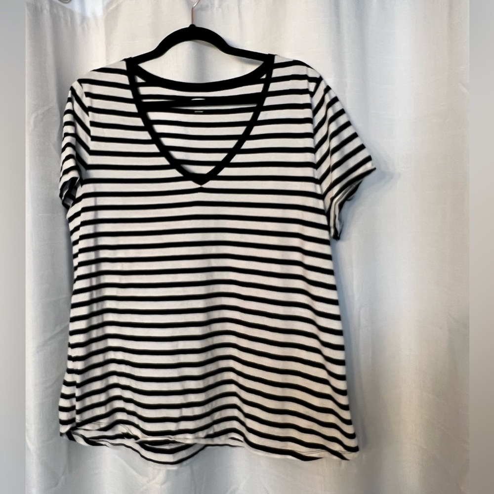 Old Navy Black and White Striped Short Sleeve Tee